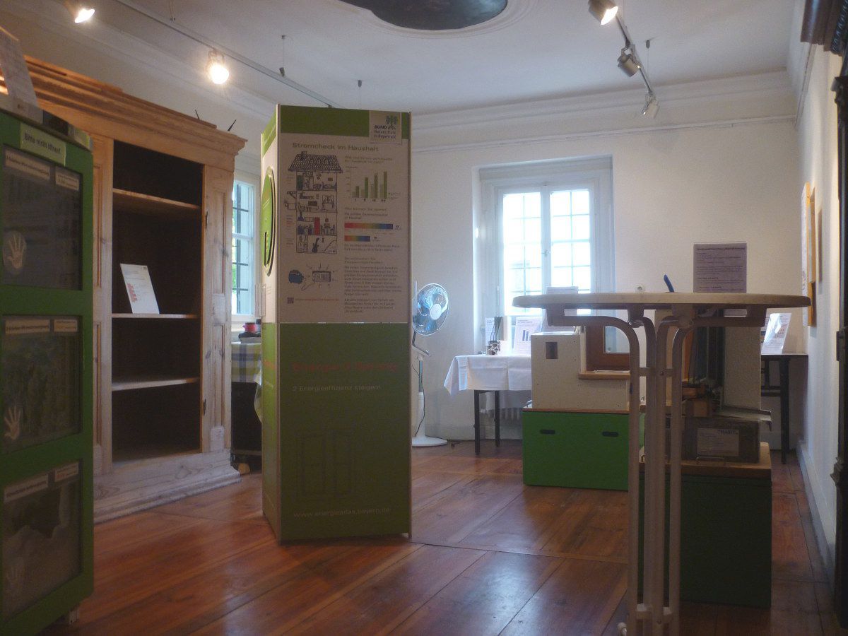 Informationen für die Heizung zuhause Informationen für die Heizung zuhause: KfW-Häuser, Wände, Fenster, Energieeinsparung. An einem Gefrierschrank mit -18 Grad C und drei unterschiedlichen Fenstertypen wird demonstriert wie optimaler Wärmeschutz dem Problem Kondenswasser (und in Folge Schimmelbildung) den Garaus bereitet.