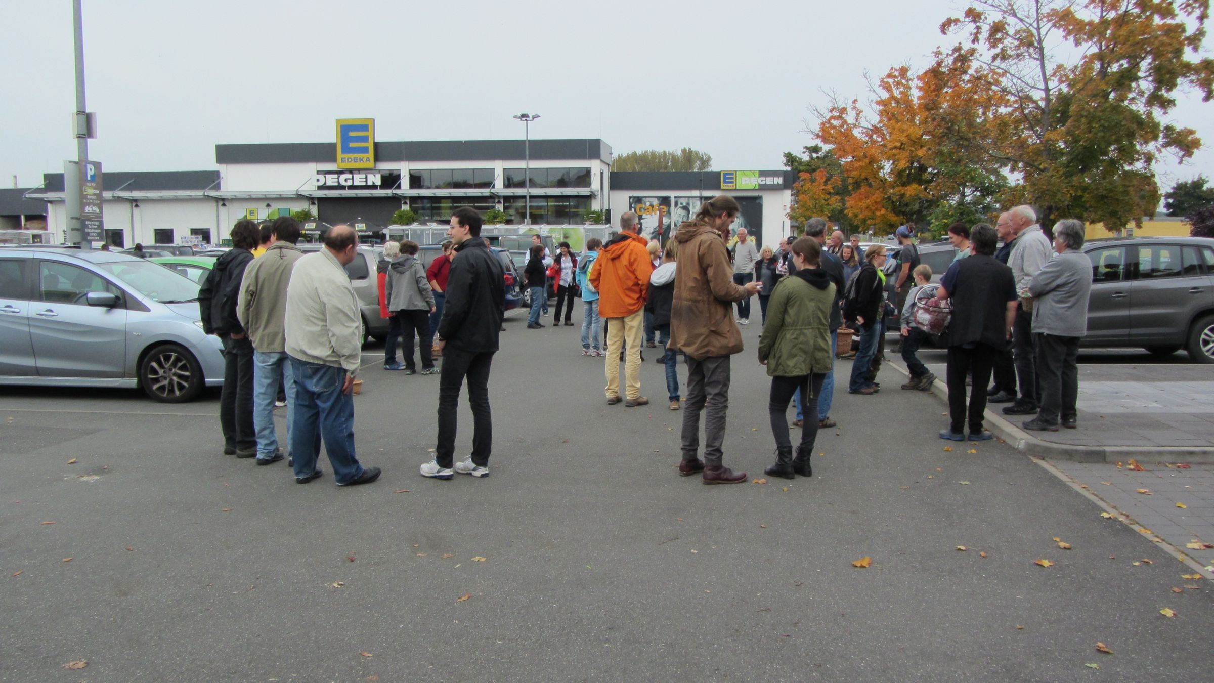 Treffpunkt auf dem EDEKA-Parkplatz gegenüber dem SC Adelsdorf Treffpunkt auf dem EDEKA-Parkplatz gegenüber dem SC Adelsdorf