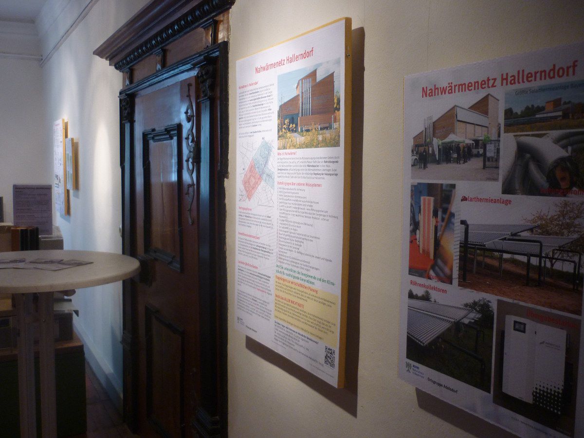 Zusätzlich zu dem in der Gemeinde Adelsdorf bereits vorhanden beispielhaften Nahwärmenetz für kommunale Einrichtungen wollen die BN OG Adelsdorf gemeinsam mit der Gemeinde und der Naturstrom AG ein großes Wohngebiet mit einem Nahwärmenetz realisieren Zusätzlich zu dem in der Gemeinde Adelsdorf bereits vorhanden beispielhaften Nahwärmenetz für kommunale Einrichtungen wollen die BN OG Adelsdorf gemeinsam mit der Gemeinde und der Naturstrom AG ein großes Wohngebiet mit einem Nahwärmenetz realisieren. Die Ausstellung bot dafür den geeigneten Ort für kompetente Informationen.
