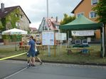 Die ersten Besucher kommen. Rechts sind die beiden PC-Stationen zu sehen, links davon die Informations-Wand. Die ersten Besucher kommen. Rechts sind die beiden PC-Stationen zu sehen, links davon die Informations-Wand.