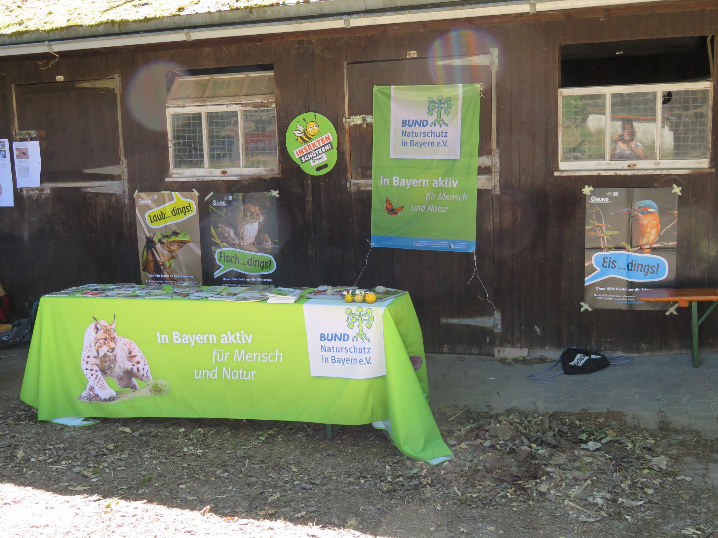 Tisch und Plakate Tisch und Plakate