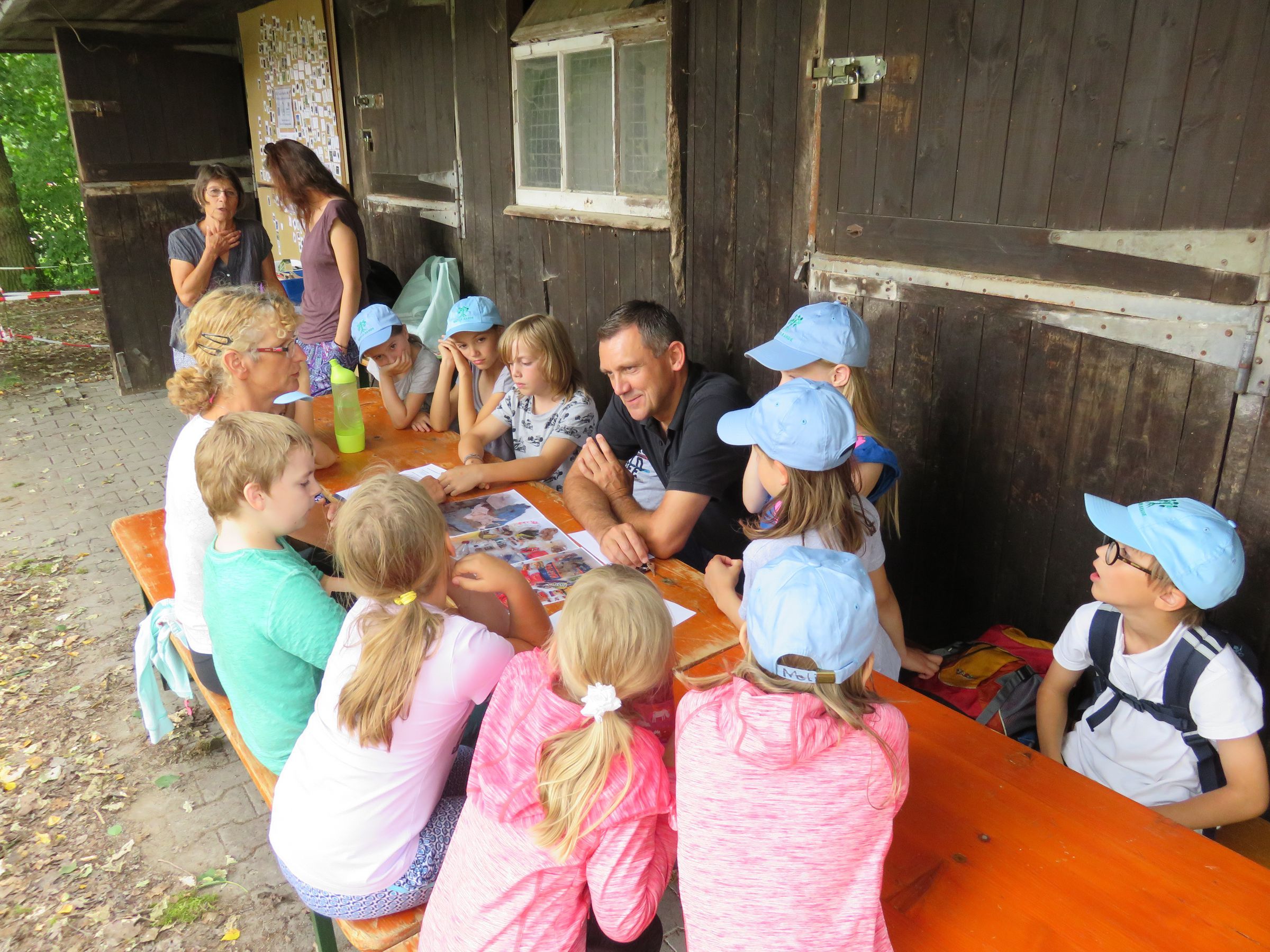 Kinder sprechen mit Röttenbachs Bürgermeister Ludwig Wahl zum Thema Abfall Kinder sprechen mit Röttenbachs Bürgermeister Ludwig Wahl zum Thema Abfall