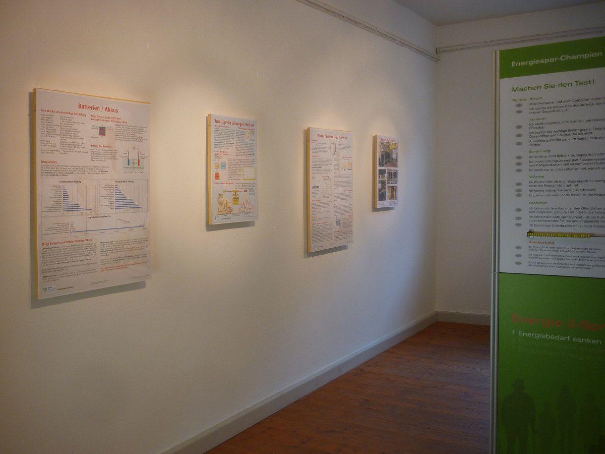 Unterschiedlichste LED Beleuchtungen konnten auf ihren Stromverbrauch und ihre Farbtemperaturen verglichen werden. Unterschiedlichste LED Beleuchtungen konnten auf ihren Stromverbrauch und ihre Farbtemperaturen verglichen werden. Ein CO2-Messgerät ermittelte den CO2-Gehalt, um die Frischluftzufuhr bei den Ausstellungsbesuchen zu überwachen.