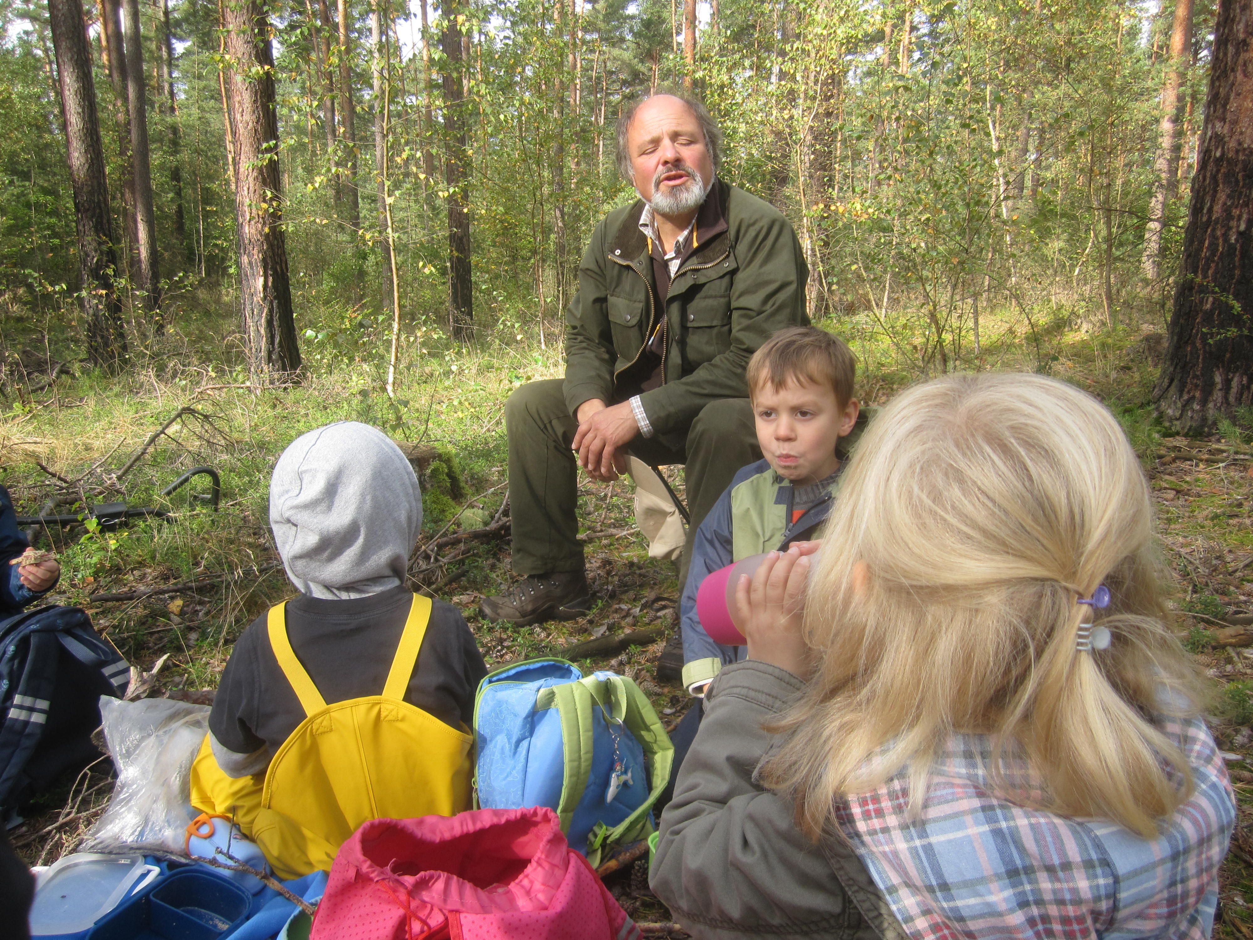 Der Herr Biologe erklärte Bodenaufbau und Entstehung der oberen Schichten. Tiere, wie Regenwürmer, Asseln und andere bereiten den Boden auf. Nicht zu vergessen die Pilze. Der Herr Biologe erklärte Bodenaufbau und Entstehung der oberen Schichten. Tiere, wie Regenwürmer, Asseln und andere bereiten den Boden auf. Nicht zu vergessen die Pilze.