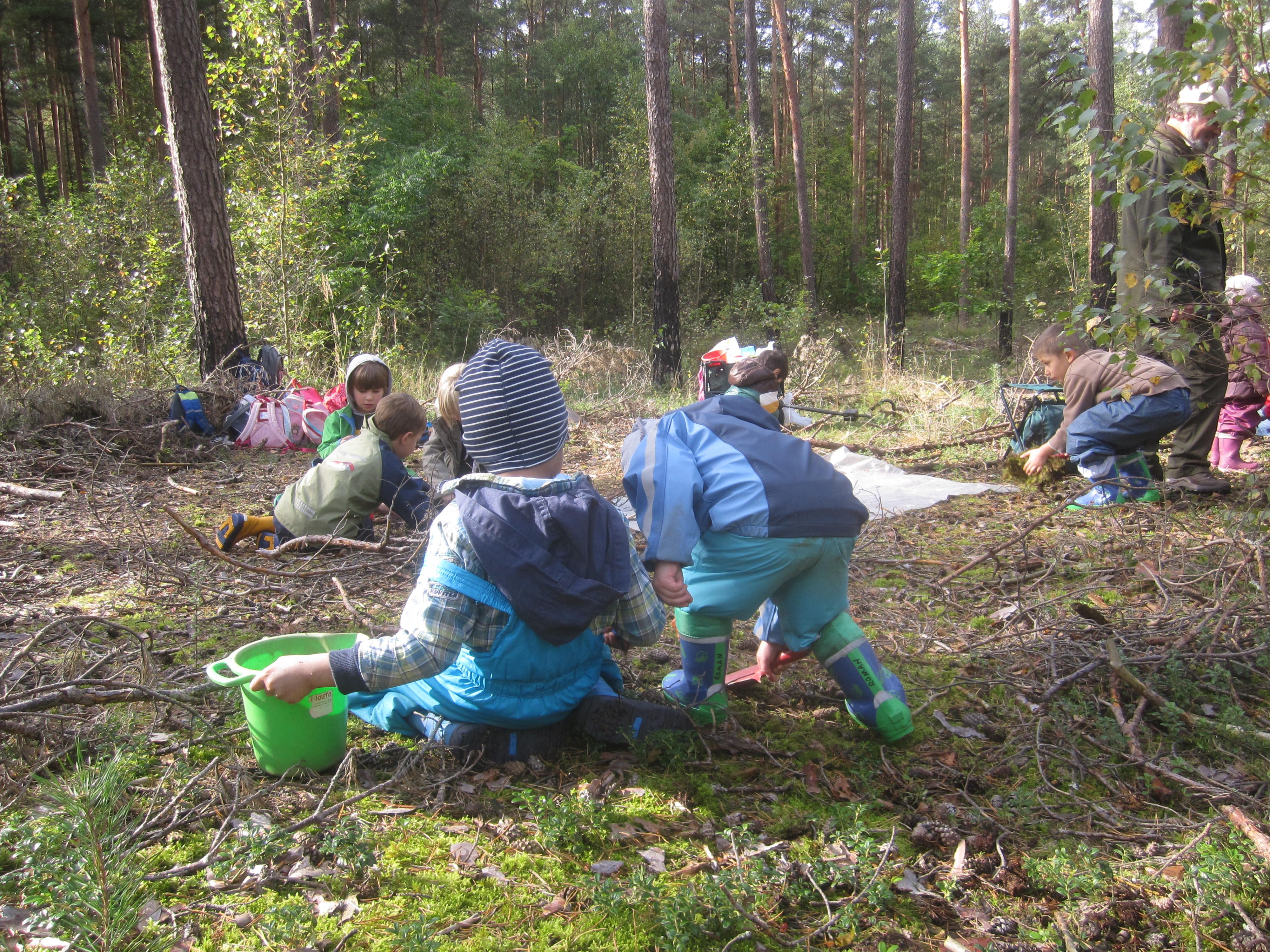 Dann schwärmten die Kinder mit Eimer und Schaufel bewaffnet aus, um Bodenproben auszubuddeln. Dann schwärmten die Kinder mit Eimer und Schaufel bewaffnet aus, um Bodenproben auszubuddeln.