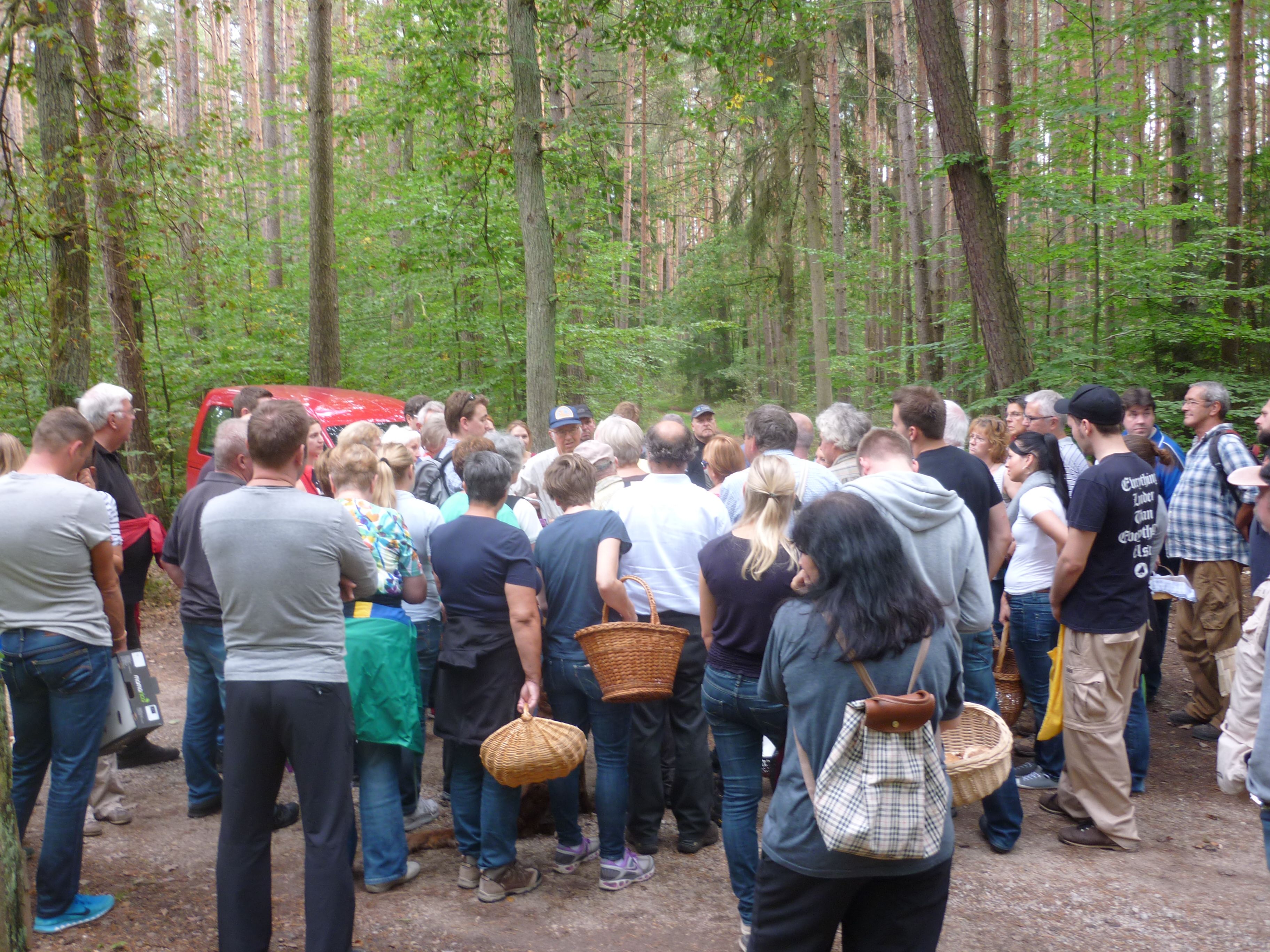 Eine Traube von Menschen um den Pilzfachmann Eine Traube von Menschen um den Pilzfachmann