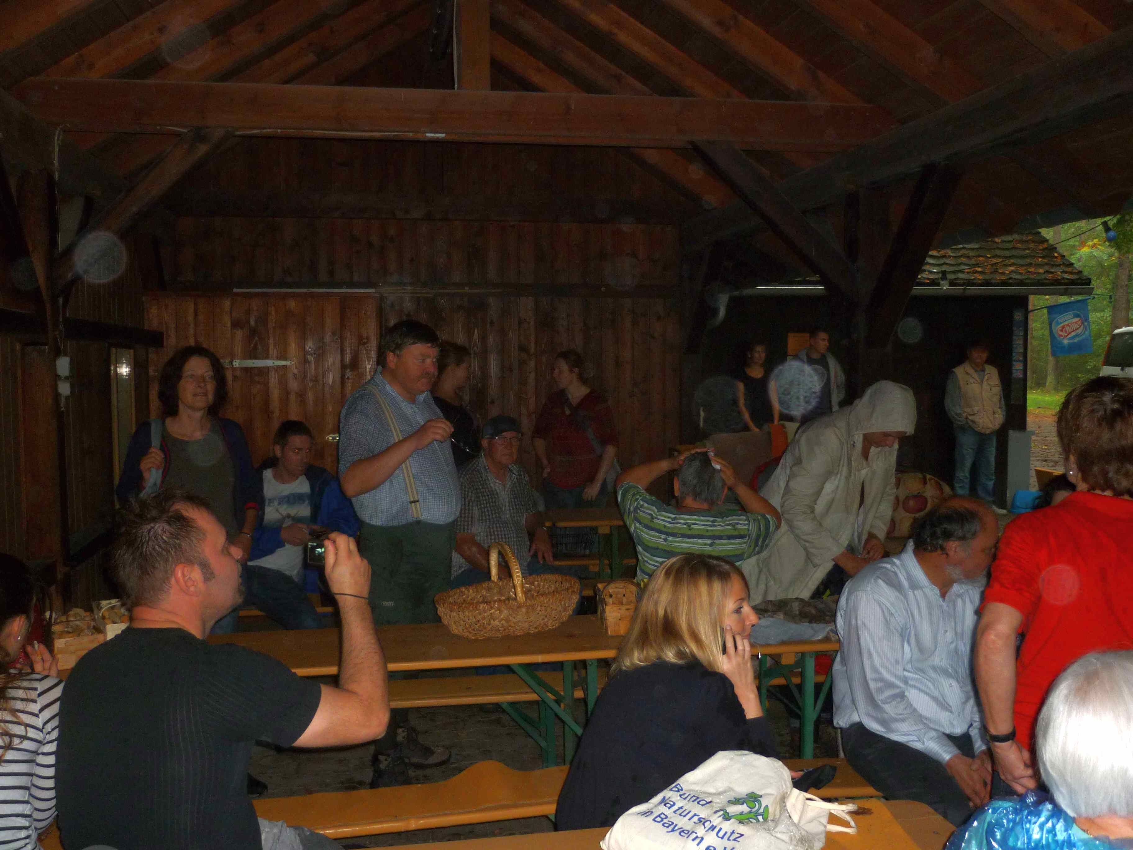 Zum Glück im Unglück war der Kellerwirt in der Nähe und öffnete für kurze Zeit sein Kellerhaus. Einige Biere wurden ausgeschenkt, wodurch zum Ausgleich die äußere Feuchte einen Gegendruck von Innen erhielt. Zum Glück im Unglück war der Kellerwirt in der Nähe und öffnete für kurze Zeit sein Kellerhaus. Einige Biere wurden ausgeschenkt, wodurch zum Ausgleich die äußere Feuchte einen Gegendruck von Innen erhielt.