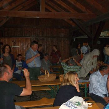 Zum Glück im Unglück war der Kellerwirt in der Nähe und öffnete für kurze Zeit sein Kellerhaus. Einige Biere wurden ausgeschenkt, wodurch zum Ausgleich die äußere Feuchte einen Gegendruck von Innen erhielt. Zum Glück im Unglück war der Kellerwirt in der Nähe und öffnete für kurze Zeit sein Kellerhaus. Einige Biere wurden ausgeschenkt, wodurch zum Ausgleich die äußere Feuchte einen Gegendruck von Innen erhielt.