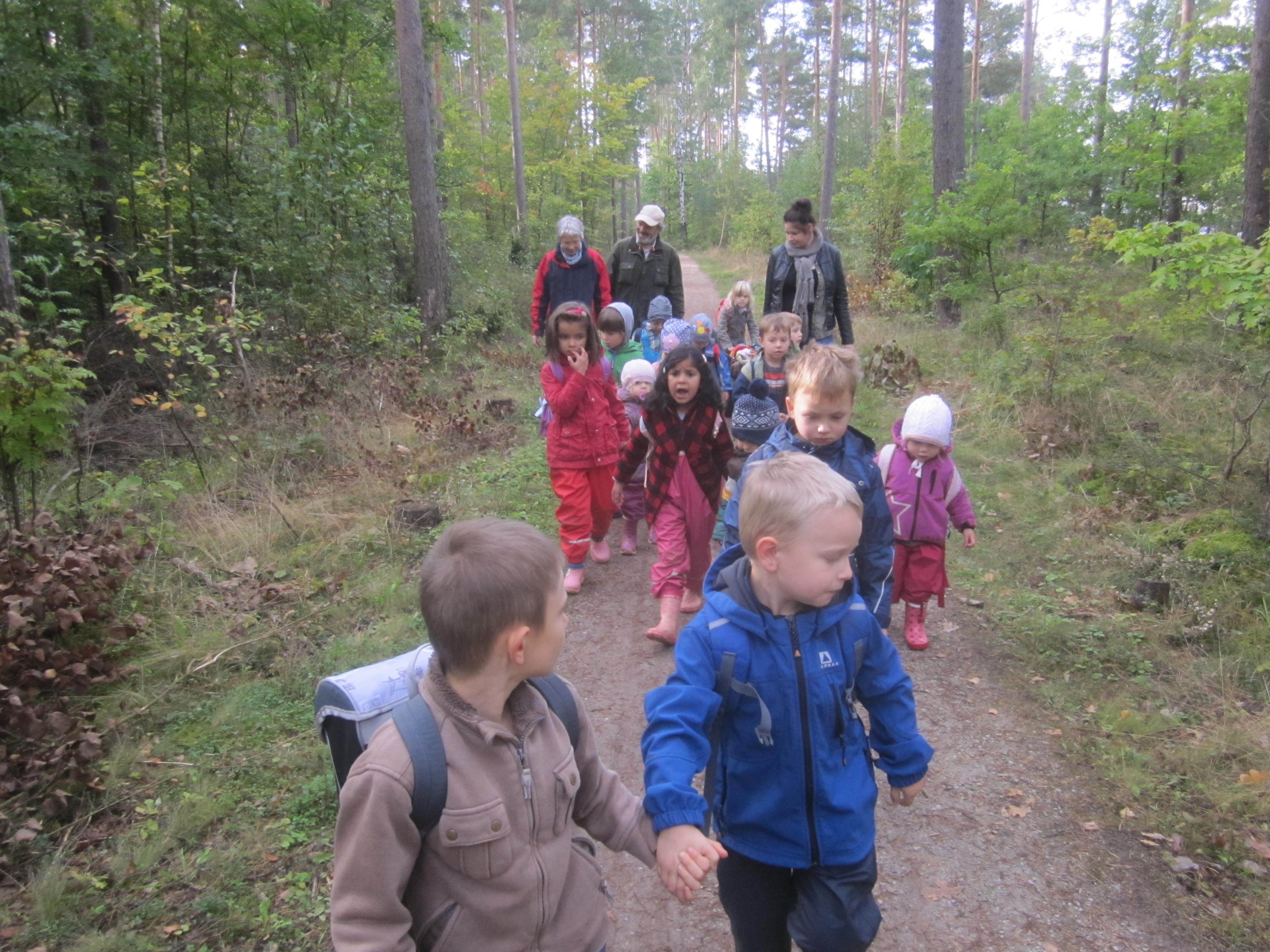 Mit Schaufeln, Eimern und Lupengläsern ging's in den Wald, um den Boden dort genauer zu untersuchen. 