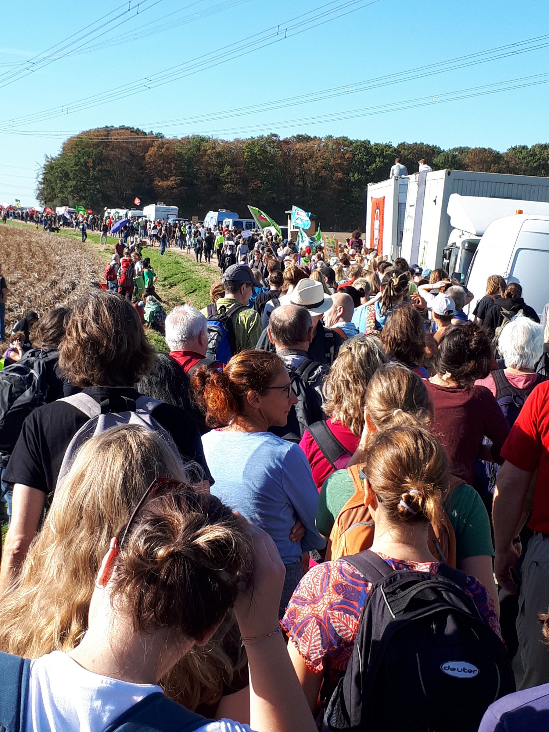 Totalstau auf Straße, Schiene und Fußwegen